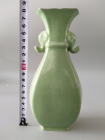 一件绿釉开片双耳瓷器瓶